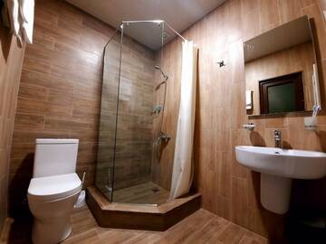 Фото номера Трехместный номер Делюкс Отель Cherry Garden Boutique Hotel г. Ехегнадзор 4