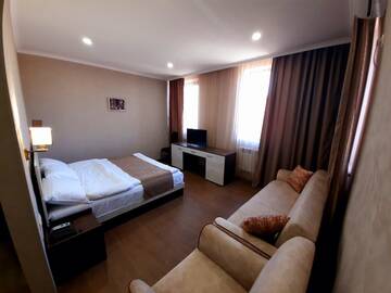 Фото номера Трехместный номер Делюкс Отель Cherry Garden Boutique Hotel г. Ехегнадзор 6