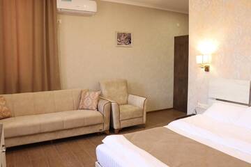 Фото номера Трехместный номер Делюкс Отель Cherry Garden Boutique Hotel г. Ехегнадзор 3